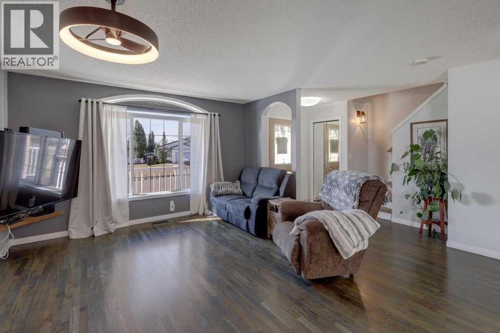 13 Ross Place, Crossfield, Alberta  T0M 0S0 - Photo 3 - A2262298