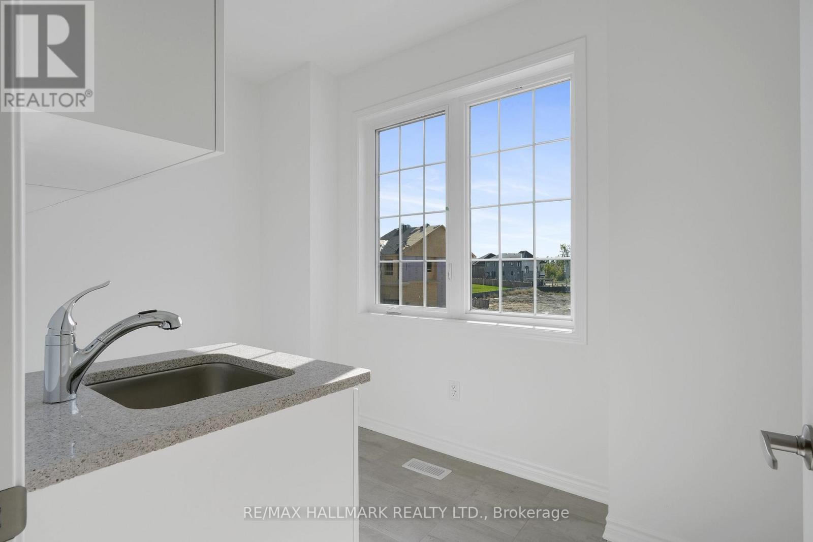 626 Newlove Street, Innisfil, Ontario  L9S 0R9 - Photo 28 - N12445728