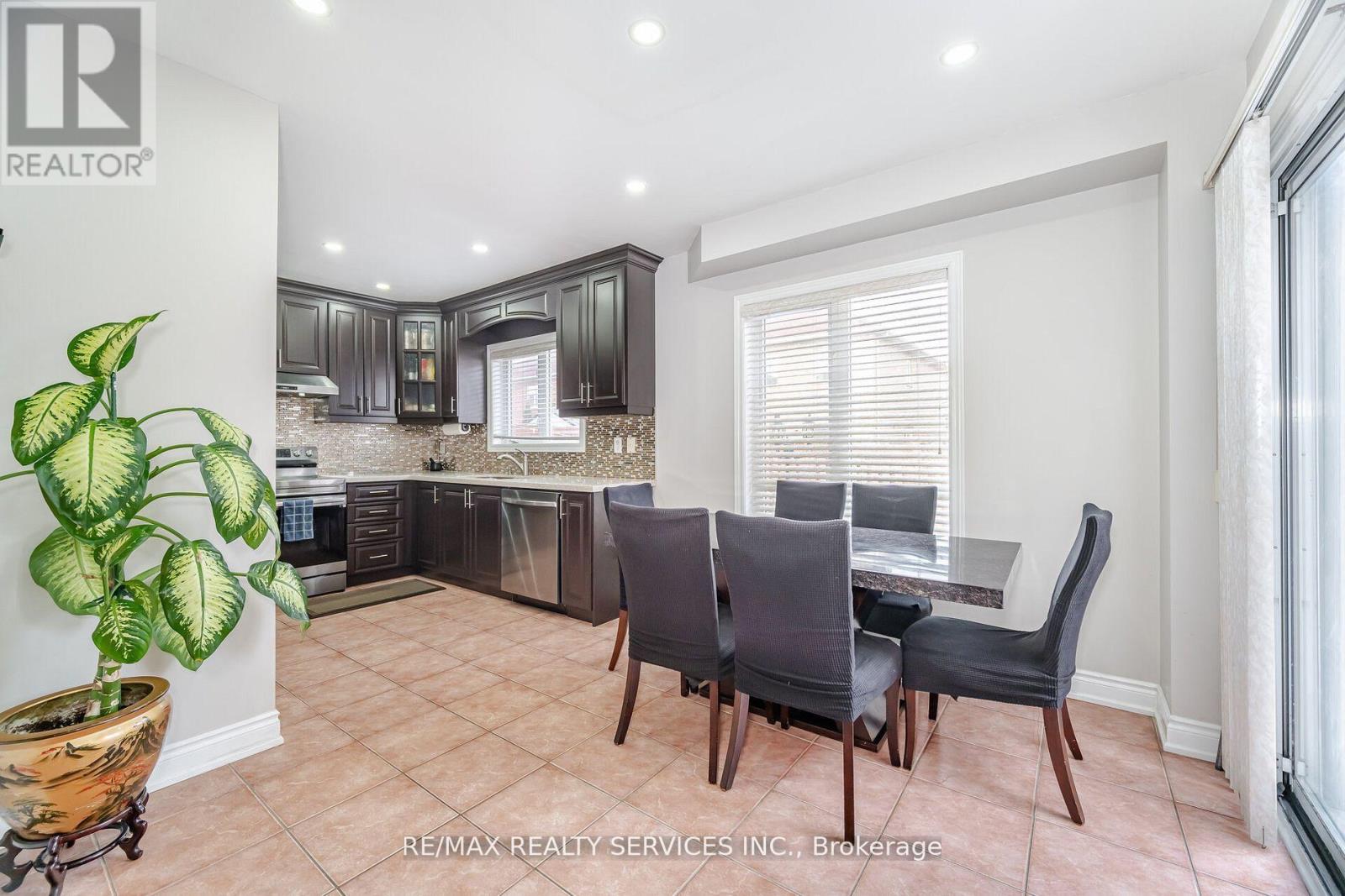 39 Rattlesnake Road, Brampton (Sandringham-Wellington), Ontario  L6R 3B9 - Photo 14 - W12445719