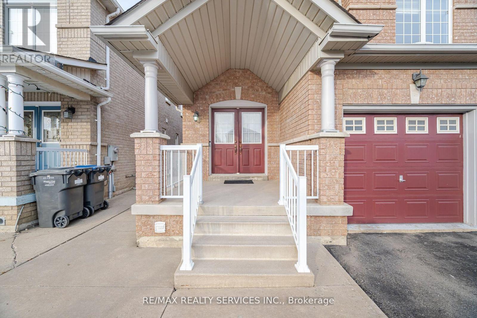 39 Rattlesnake Road, Brampton (Sandringham-Wellington), Ontario  L6R 3B9 - Photo 2 - W12445719