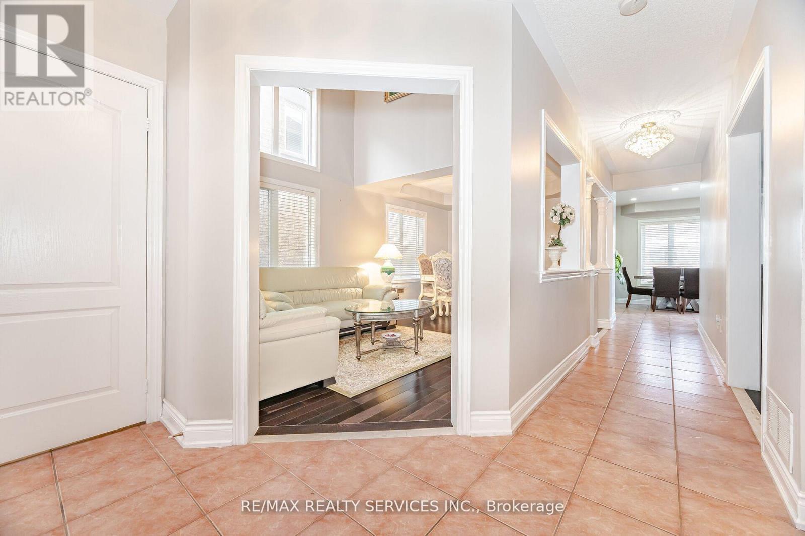 39 Rattlesnake Road, Brampton (Sandringham-Wellington), Ontario  L6R 3B9 - Photo 5 - W12445719
