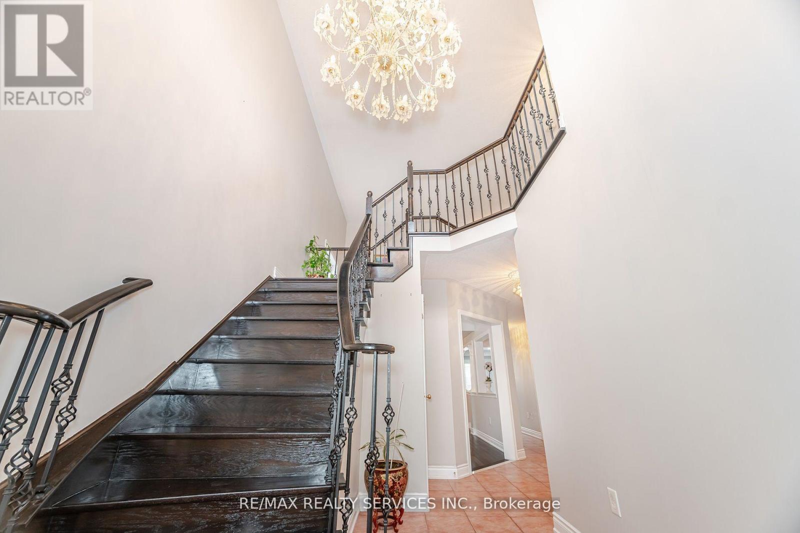 39 Rattlesnake Road, Brampton (Sandringham-Wellington), Ontario  L6R 3B9 - Photo 8 - W12445719