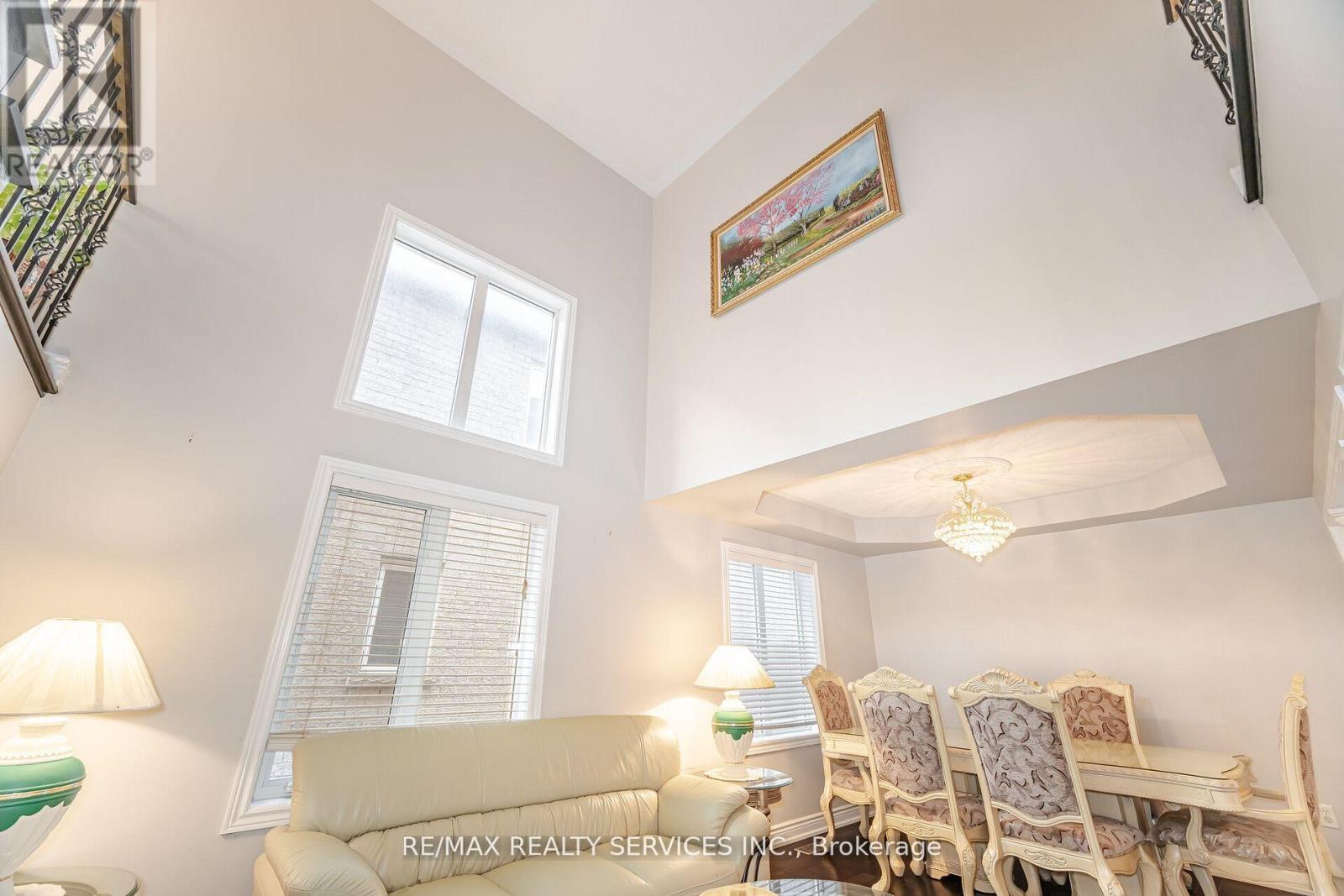 39 Rattlesnake Road, Brampton (Sandringham-Wellington), Ontario  L6R 3B9 - Photo 9 - W12445719