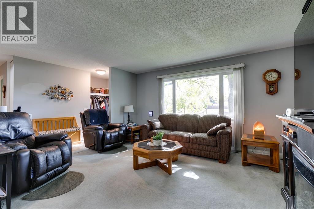 360 Malvern Close Ne, Calgary, Alberta  T2A 4W7 - Photo 5 - A2259878
