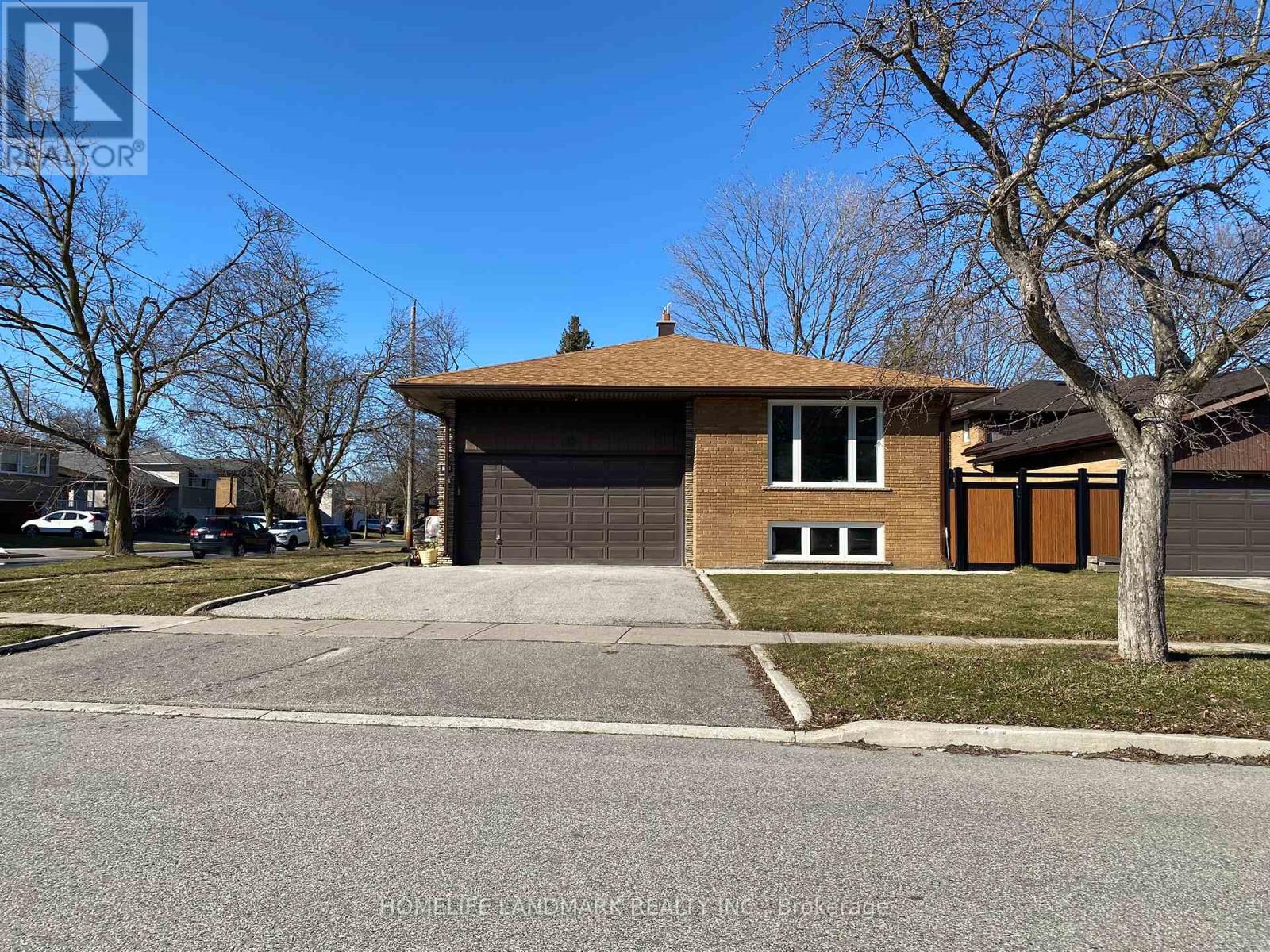 35 ROBINGROVE ROAD, Toronto, Ontario