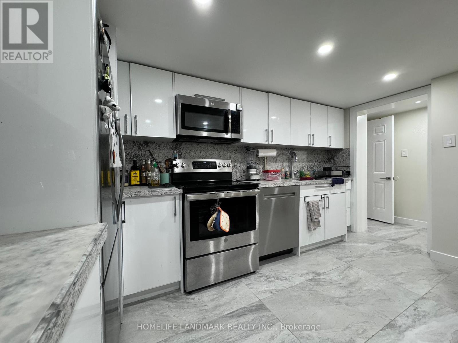 35 Robingrove Road, Toronto, Ontario  M2R 2Z8 - Photo 8 - C12445752