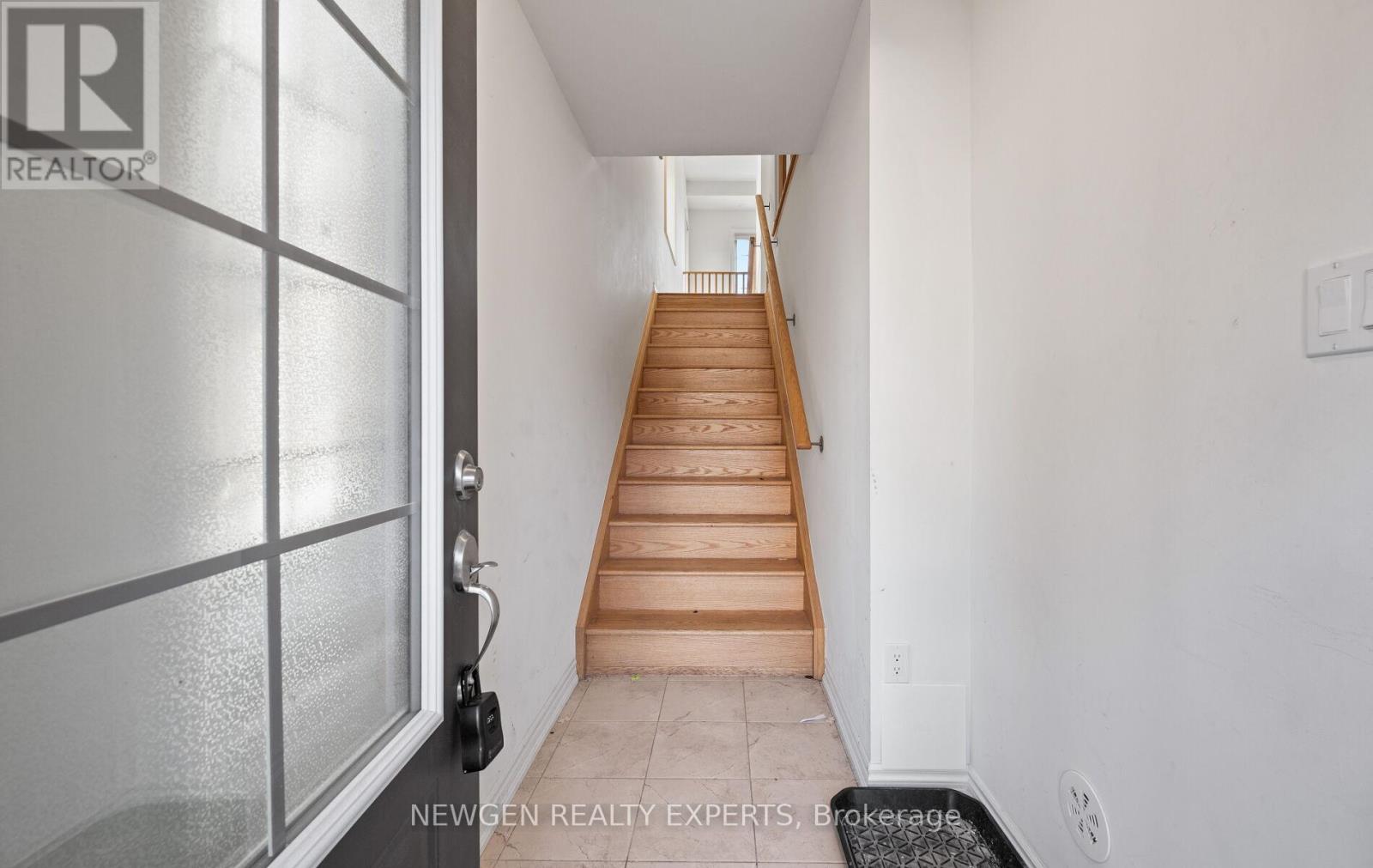 223 Royal Northern Path N, Oshawa, Ontario  L1L 0R6 - Photo 4 - E12429671