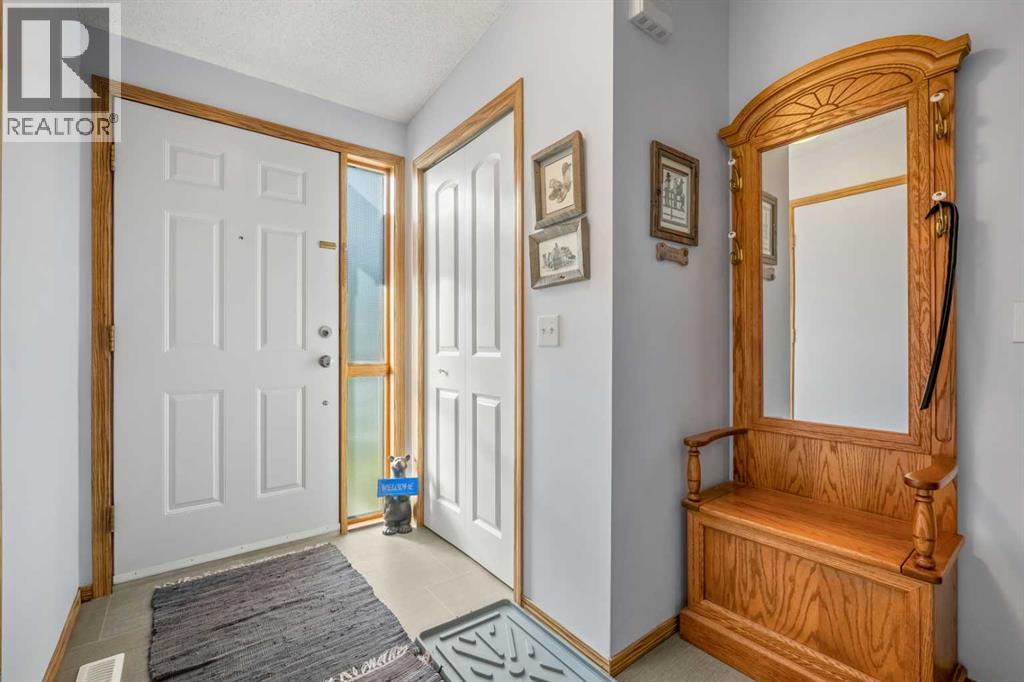 147 Somervale Park Sw, Calgary, Alberta  T2Y 3J4 - Photo 3 - A2262192