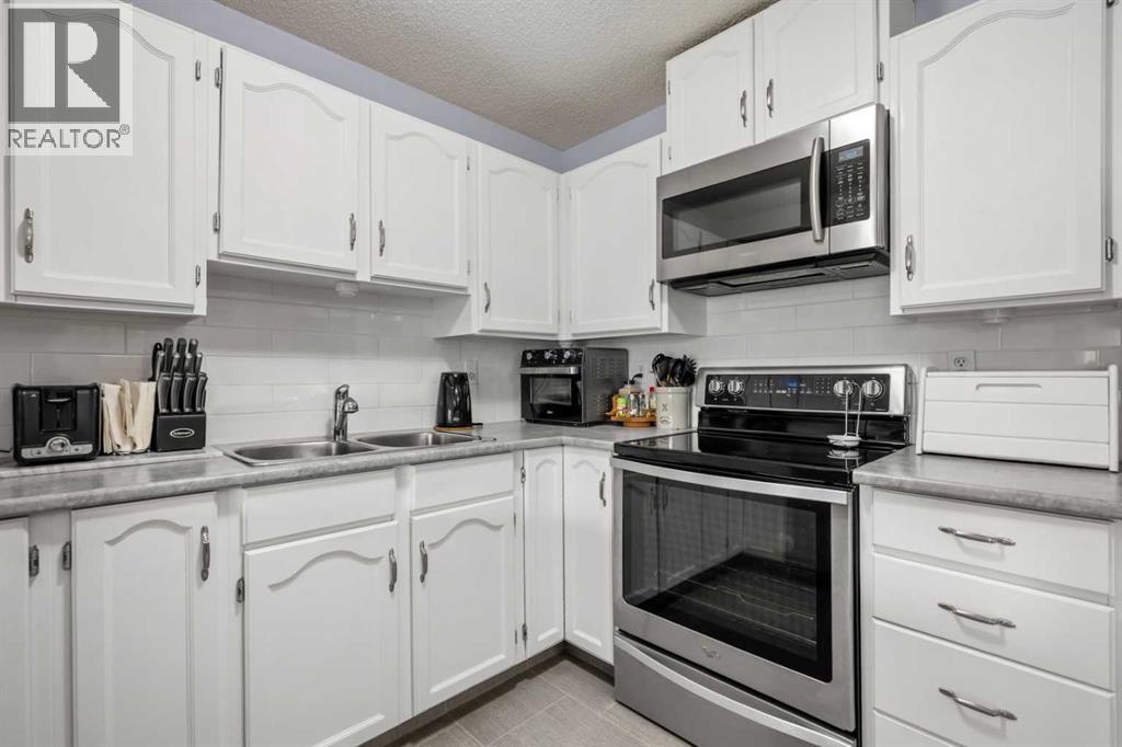 147 Somervale Park Sw, Calgary, Alberta  T2Y 3J4 - Photo 9 - A2262192