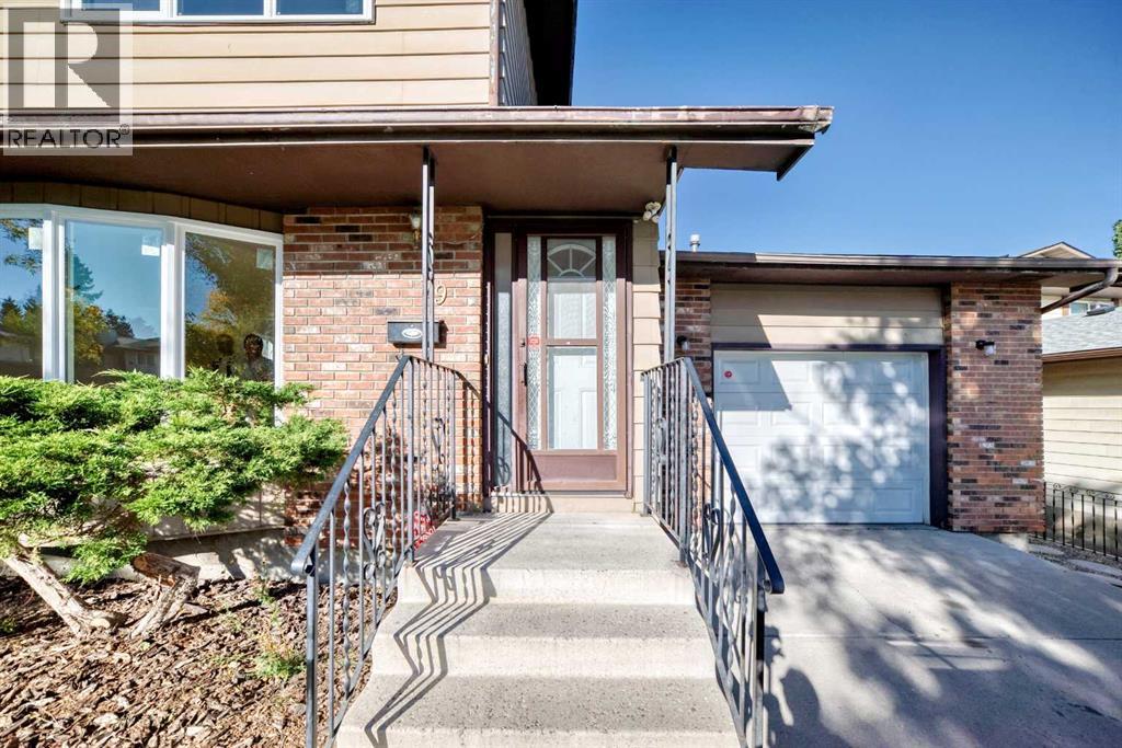 79 Bermuda Drive Nw, Calgary, Alberta  T3K 1H5 - Photo 4 - A2257528