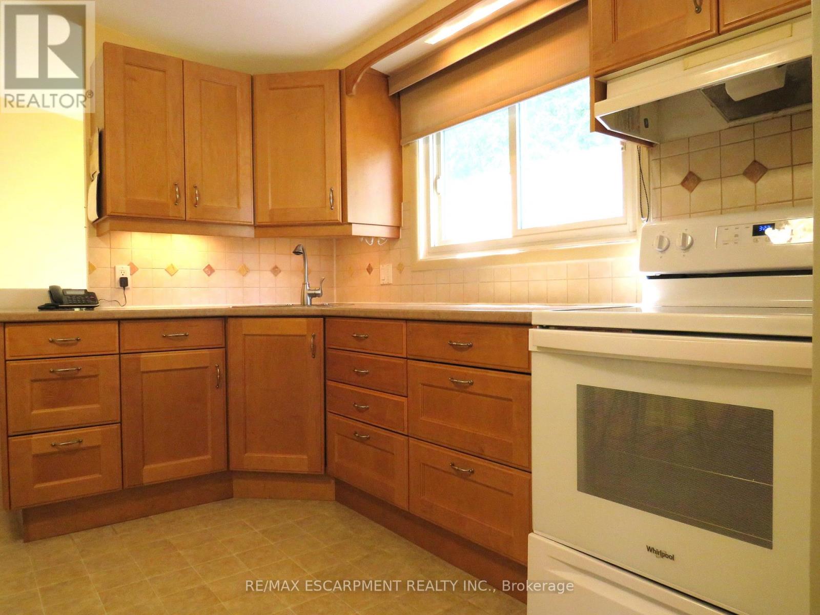 64 Luscombe Street, Hamilton, Ontario  L9A 2J8 - Photo 6 - X12375678