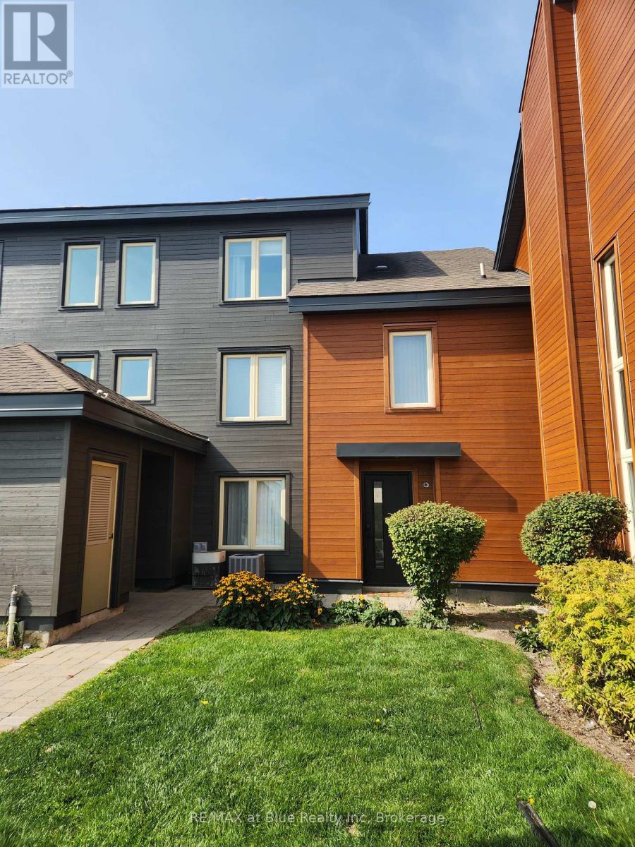 112 - 110 Fairway Court, Blue Mountains, Ontario  L9Y 0P8 - Photo 2 - X12445812