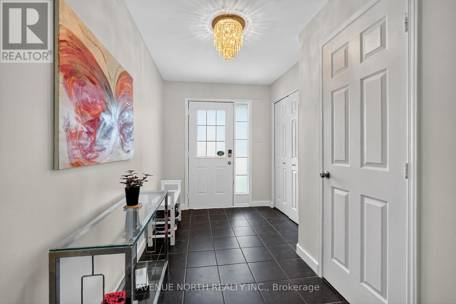 208 Kingswell Street, Ottawa, Ontario  K1T 0L1 - Photo 2 - X12445810