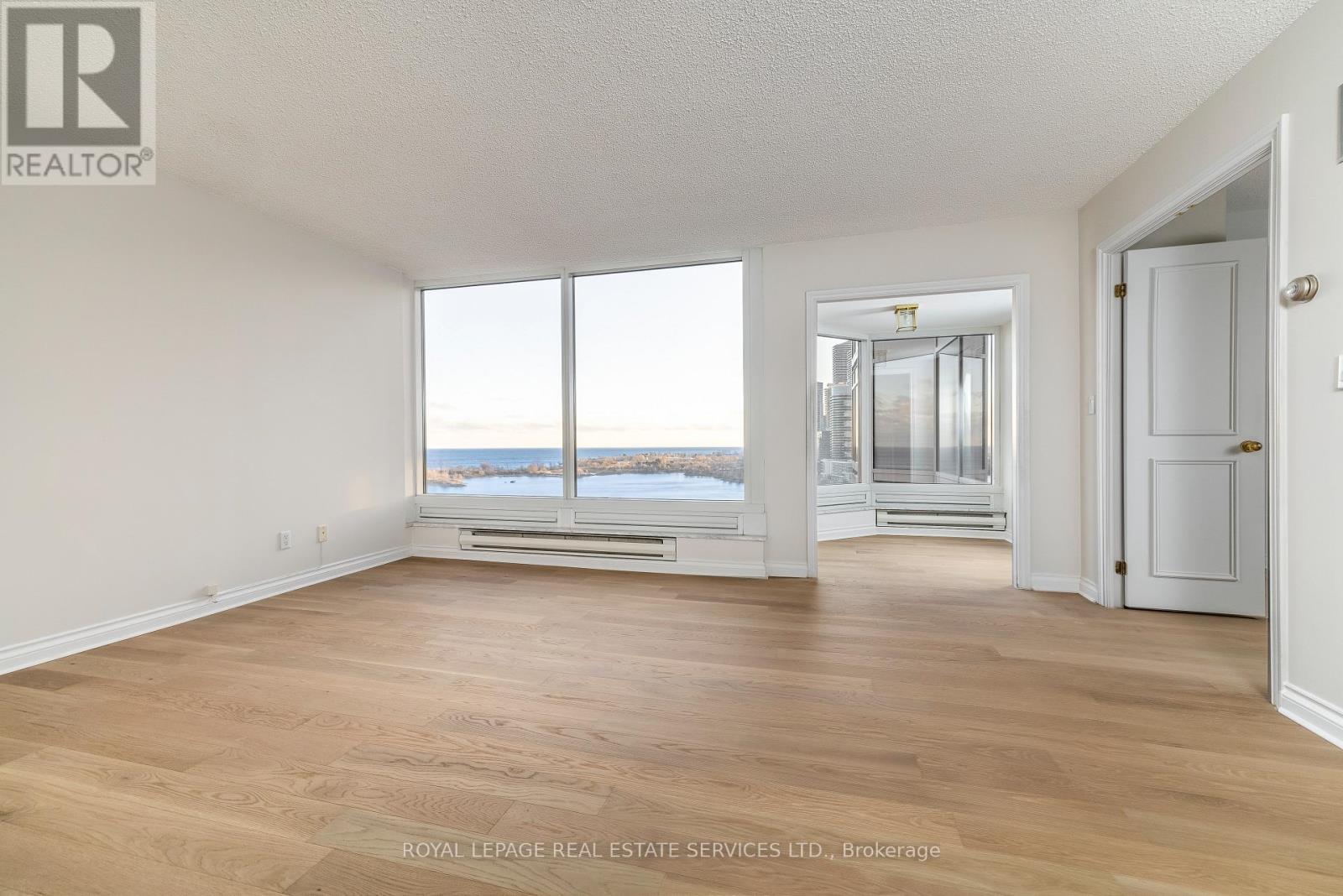 1605 - 1 Palace Pier Court, Toronto, Ontario  M8V 3W9 - Photo 4 - W11895734