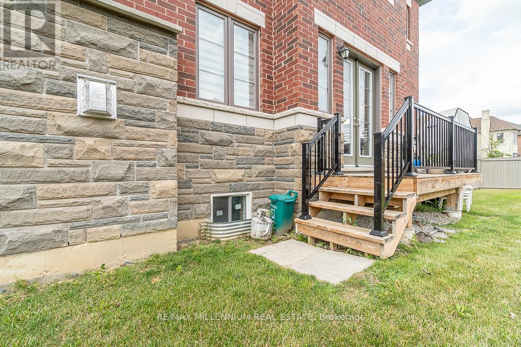 52 Gordon Randle Drive, Brampton (Toronto Gore Rural Estate), Ontario  L6P 4H8 - Photo 2 - W12445799