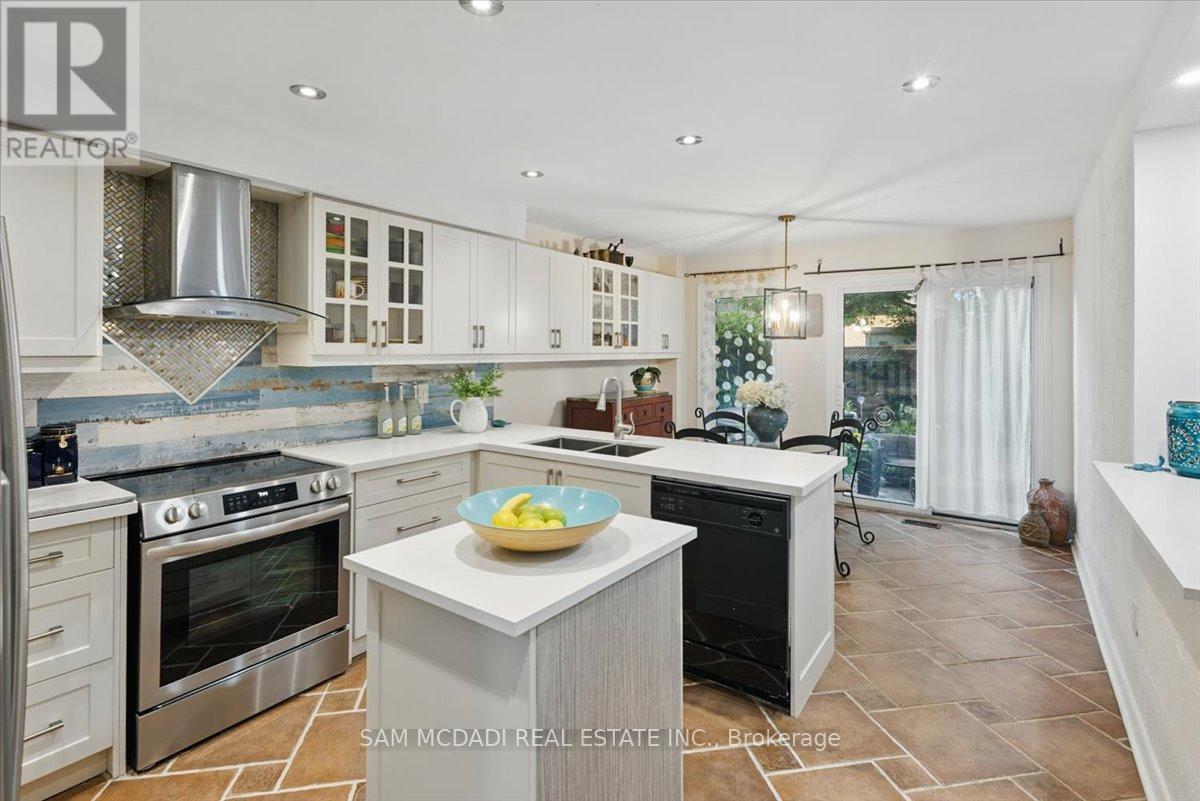 6074 Leeside Crescent, Mississauga (Central Erin Mills), Ontario  L5M 5K6 - Photo 11 - W12445801