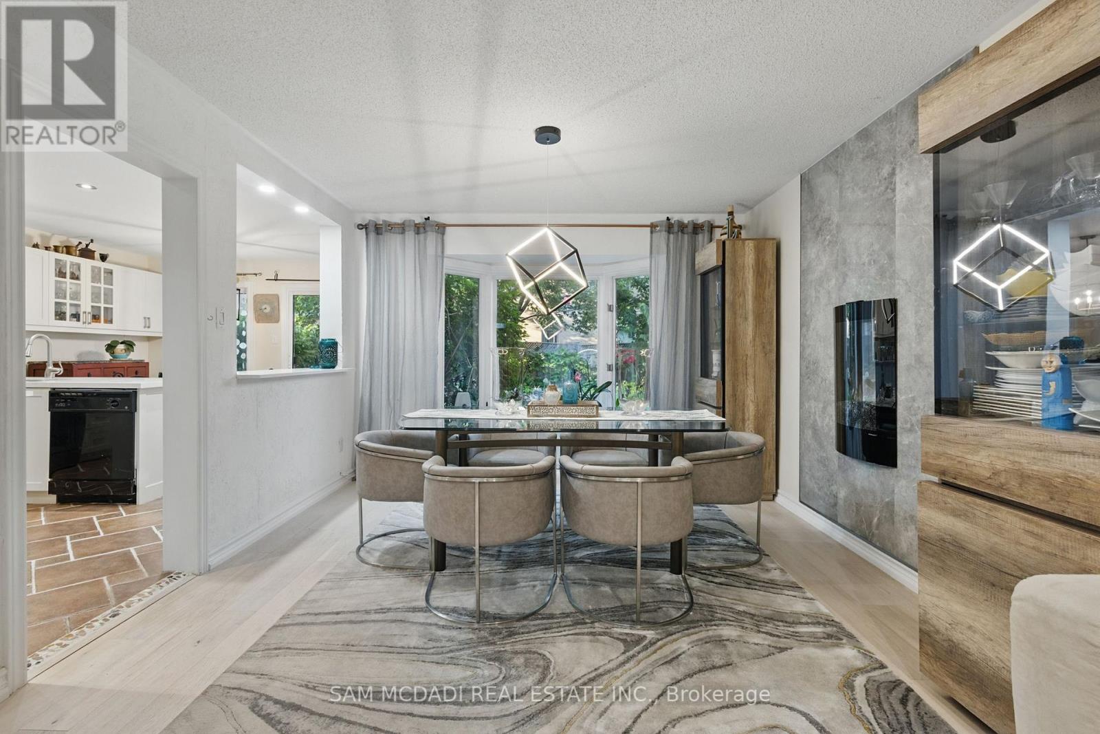 6074 Leeside Crescent, Mississauga (Central Erin Mills), Ontario  L5M 5K6 - Photo 8 - W12445801
