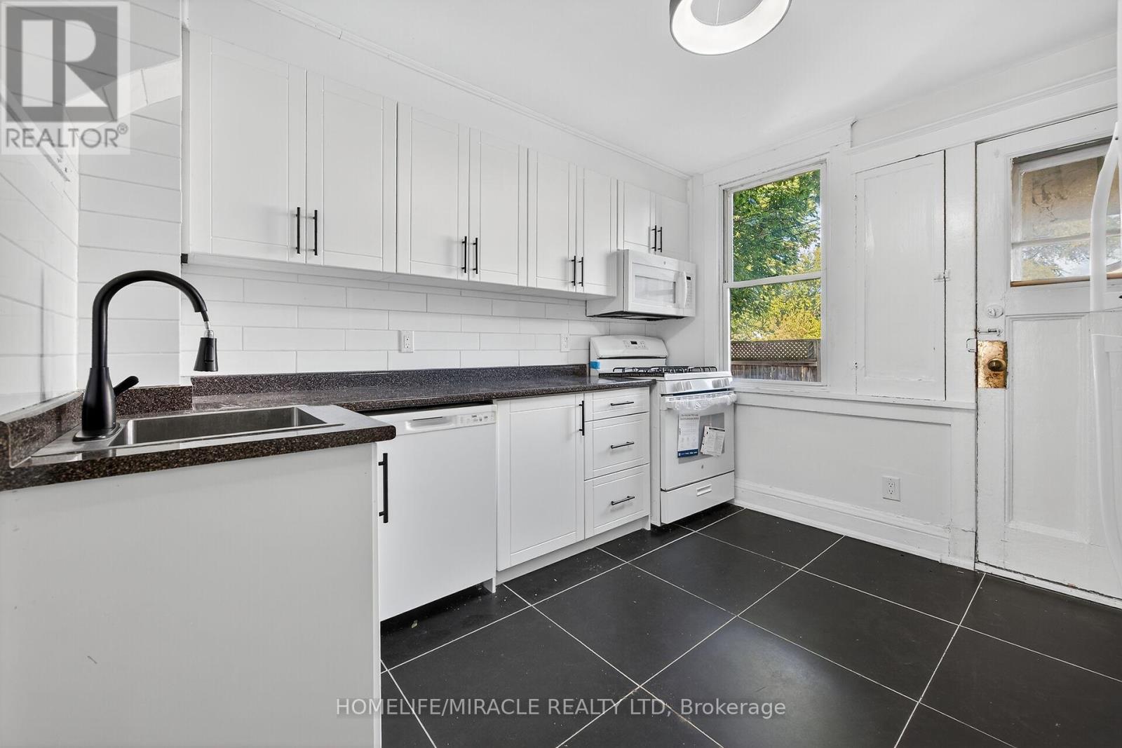 463 Dunsmure Road, Hamilton (Crown Point), Ontario  L8L 1X4 - Photo 12 - X12445804