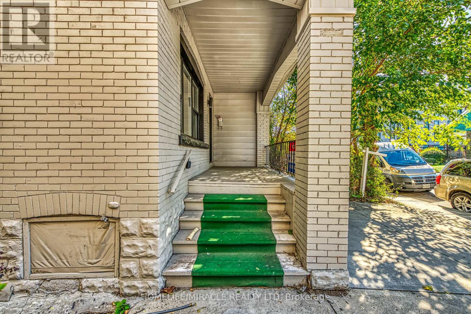 463 Dunsmure Road, Hamilton (Crown Point), Ontario  L8L 1X4 - Photo 2 - X12445804