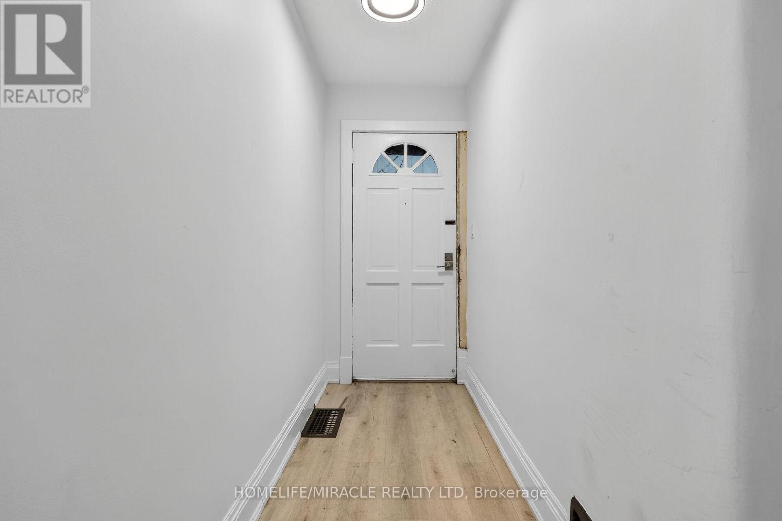 463 Dunsmure Road, Hamilton (Crown Point), Ontario  L8L 1X4 - Photo 4 - X12445804