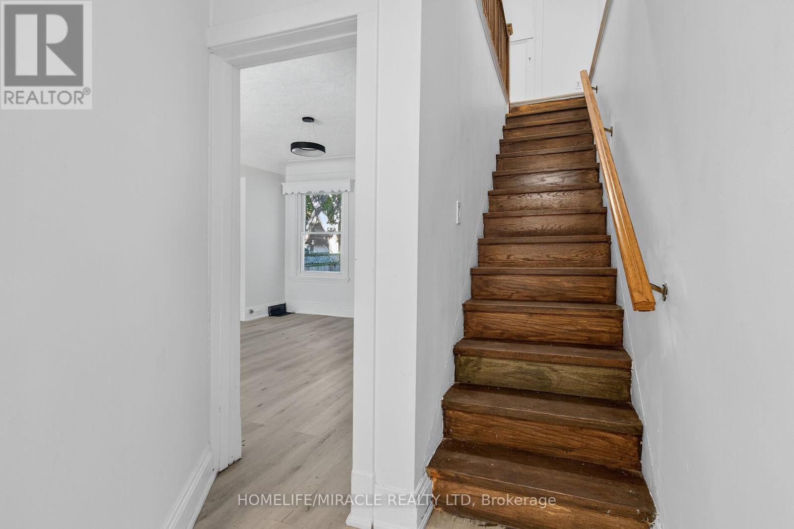 463 Dunsmure Road, Hamilton (Crown Point), Ontario  L8L 1X4 - Photo 5 - X12445804