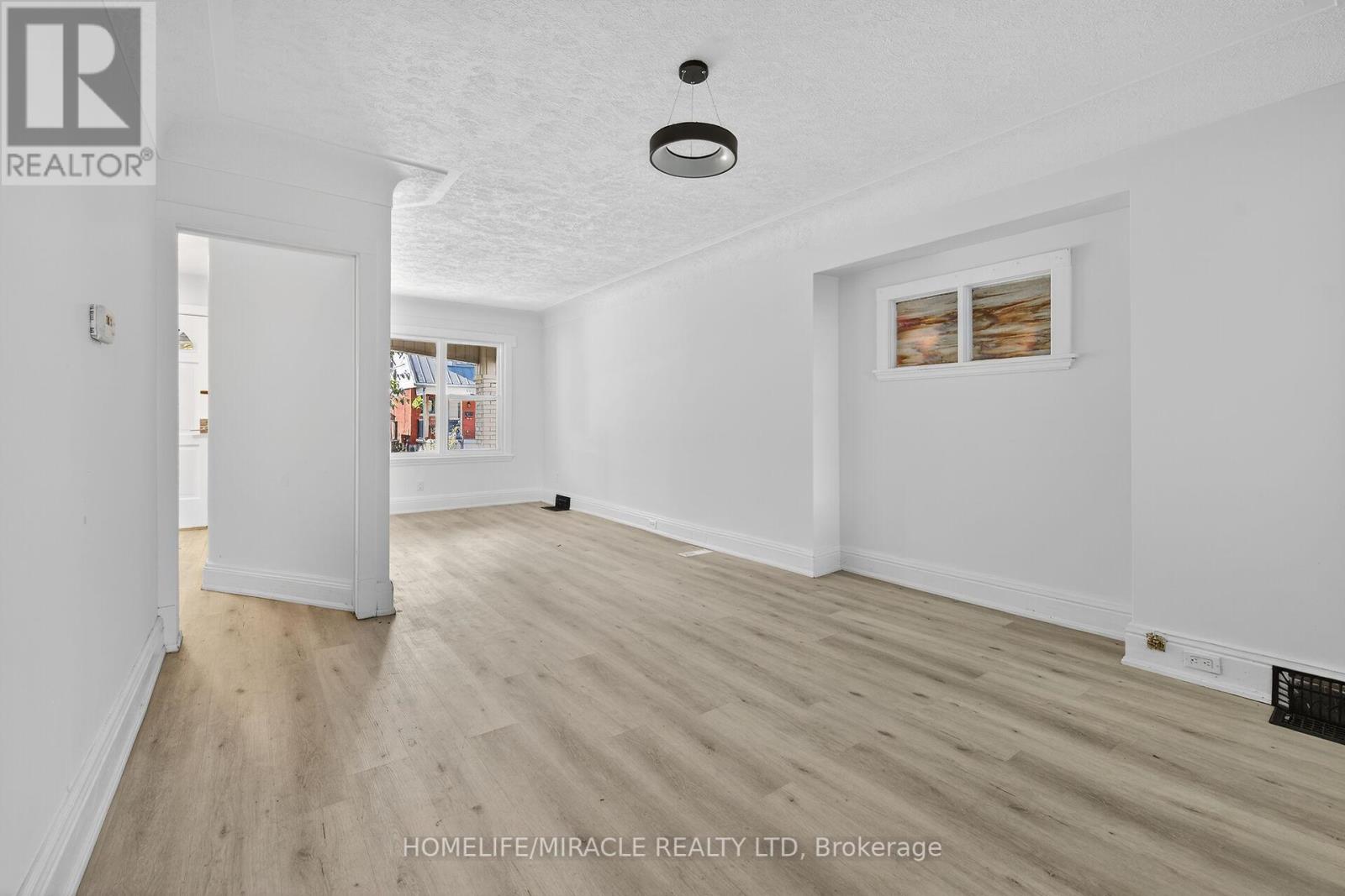463 Dunsmure Road, Hamilton (Crown Point), Ontario  L8L 1X4 - Photo 6 - X12445804