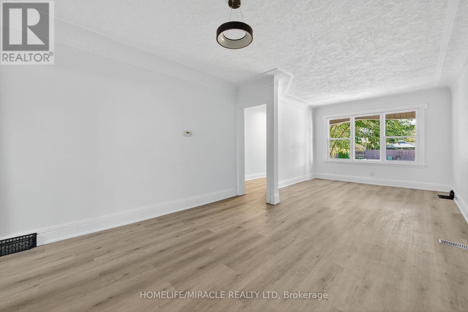 463 Dunsmure Road, Hamilton (Crown Point), Ontario  L8L 1X4 - Photo 8 - X12445804