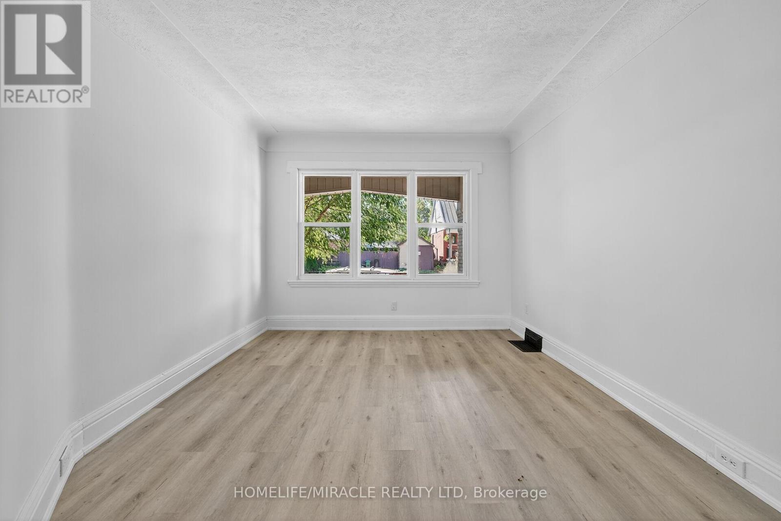463 Dunsmure Road, Hamilton (Crown Point), Ontario  L8L 1X4 - Photo 9 - X12445804
