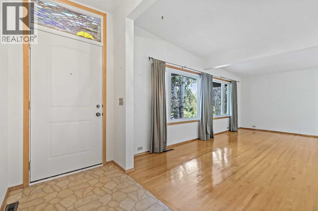 10623 Bradbury Drive Sw, Calgary, Alberta  T2W 1A9 - Photo 6 - A2259287