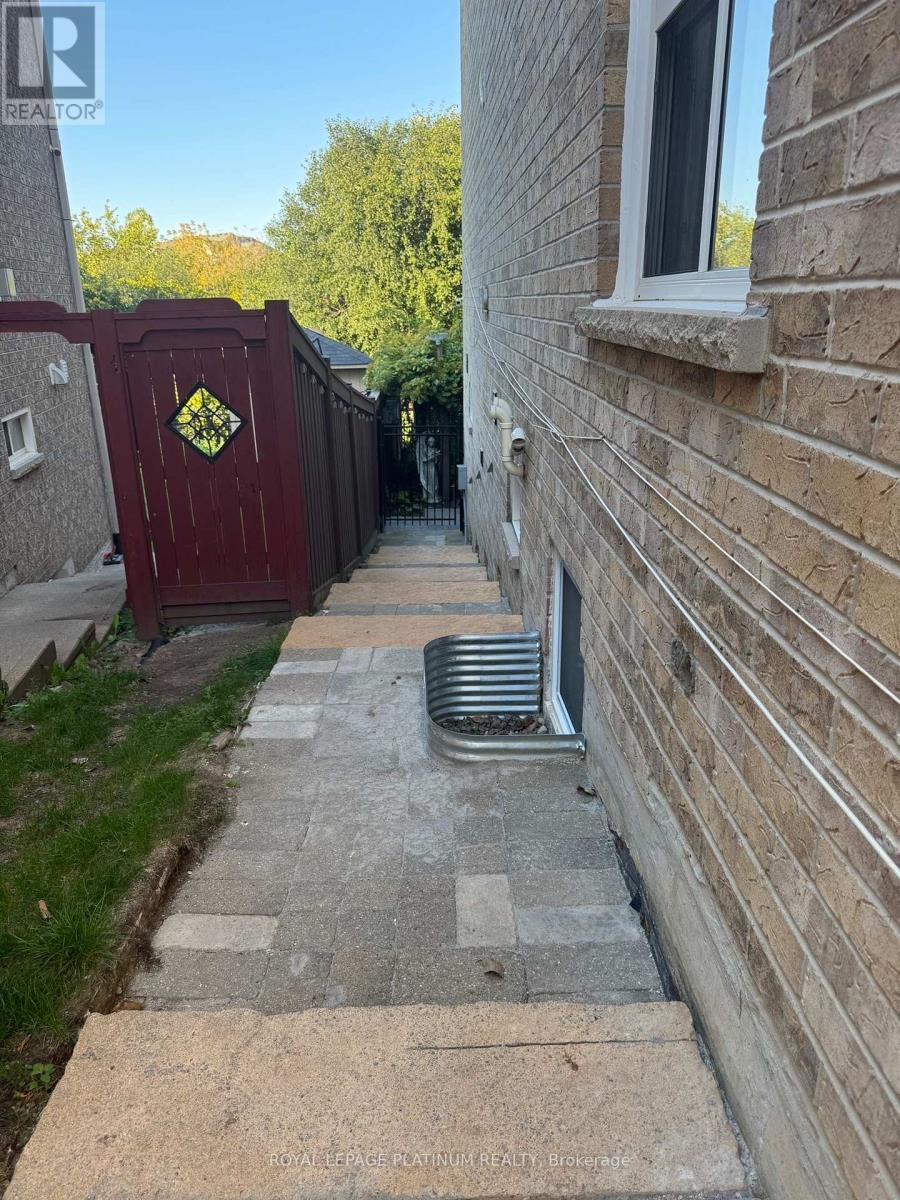 21 FRESHSPRING DRIVE, Brampton, Ontario