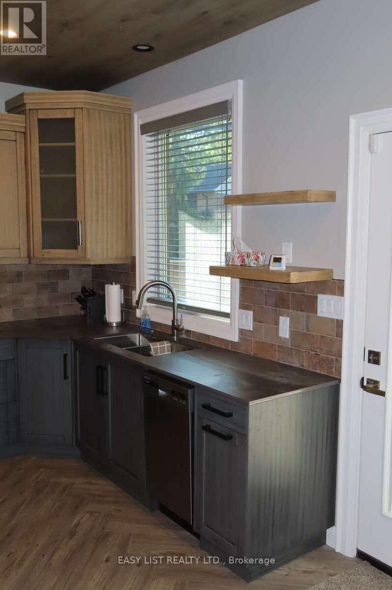 1248 Colborne Road, Sarnia, Ontario  N7V 3L4 - Photo 17 - X12445823