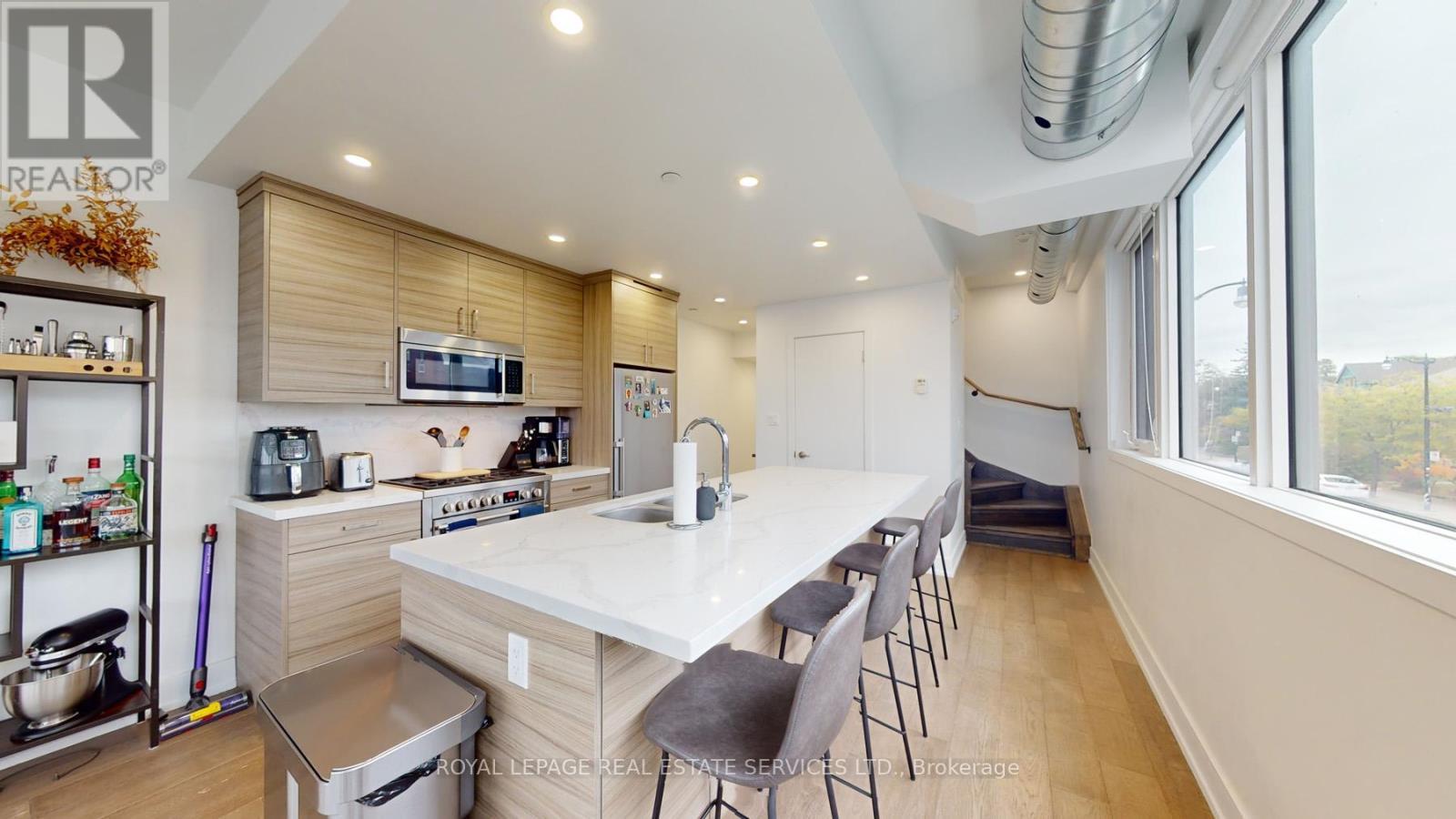 3258 Dundas Street W, Toronto, Ontario  M6P 2A3 - Photo 13 - W12445387