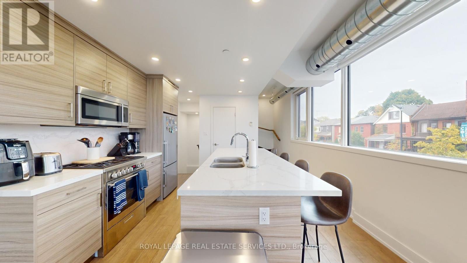 3258 Dundas Street W, Toronto, Ontario  M6P 2A3 - Photo 14 - W12445387
