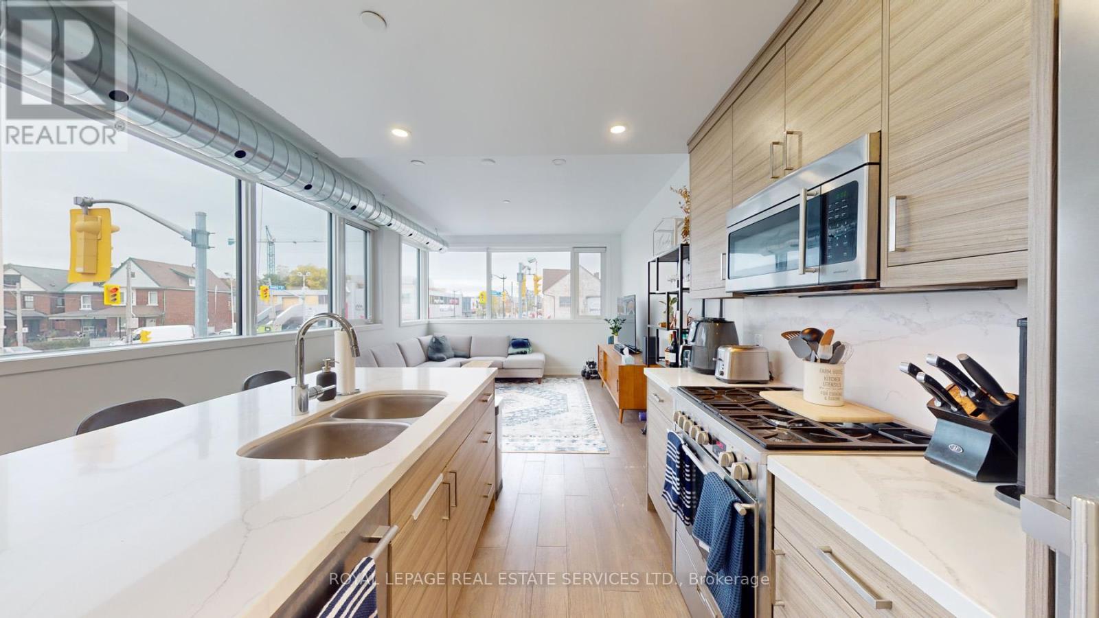3258 Dundas Street W, Toronto, Ontario  M6P 2A3 - Photo 7 - W12445387