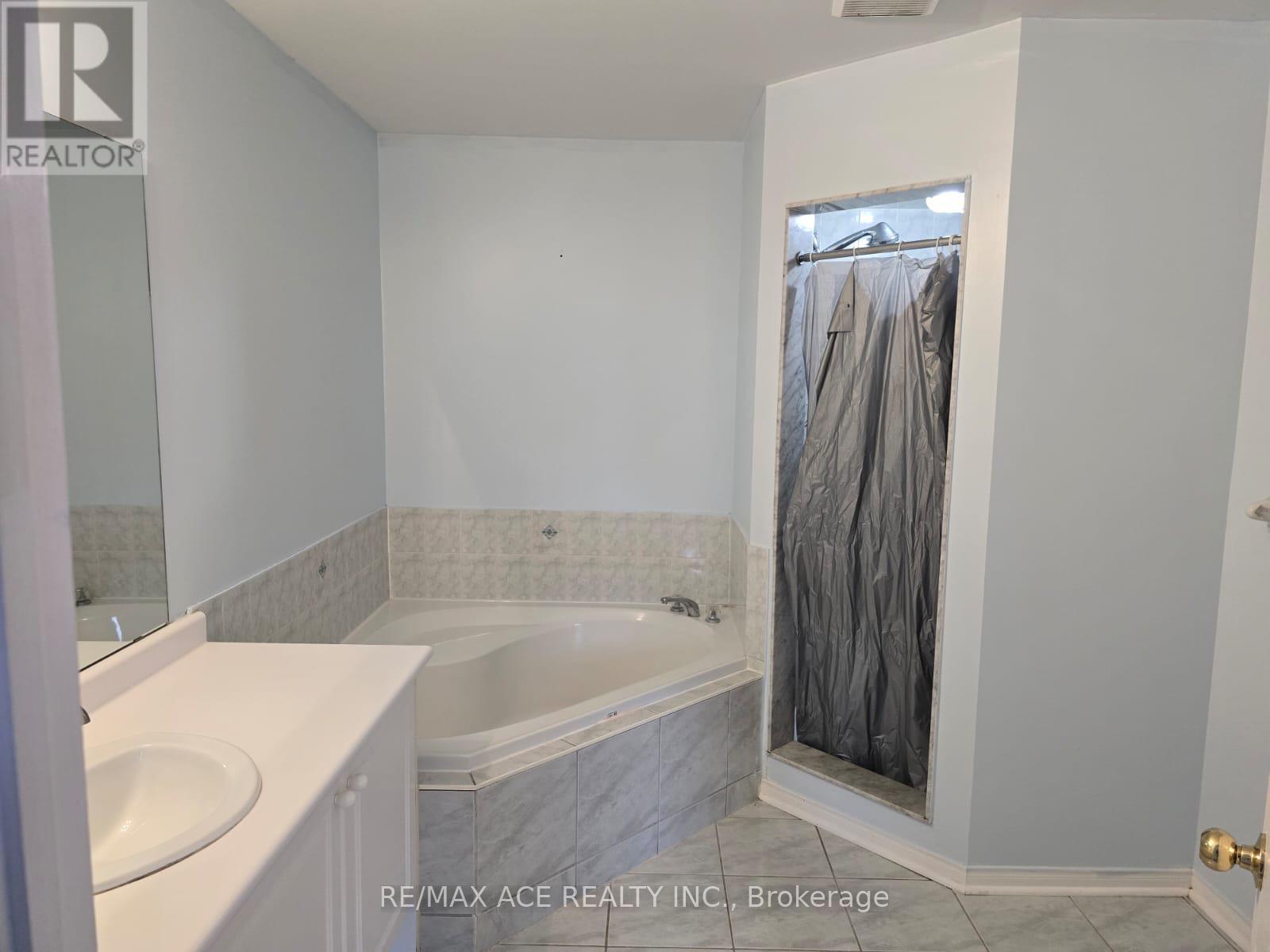 Main - 104 Sunfield Road, Toronto, Ontario  M3M 2V3 - Photo 18 - W12445854