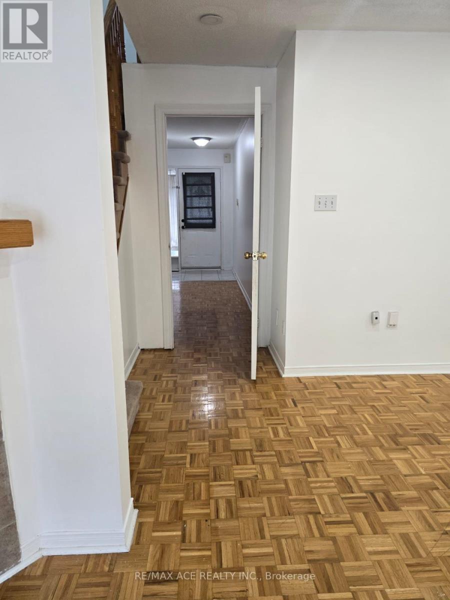 Main - 104 Sunfield Road, Toronto, Ontario  M3M 2V3 - Photo 6 - W12445854