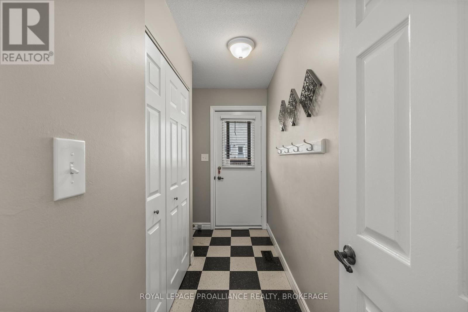 11 Glenwood Court, Kingston, Ontario  K7M 7G1 - Photo 15 - X12258480