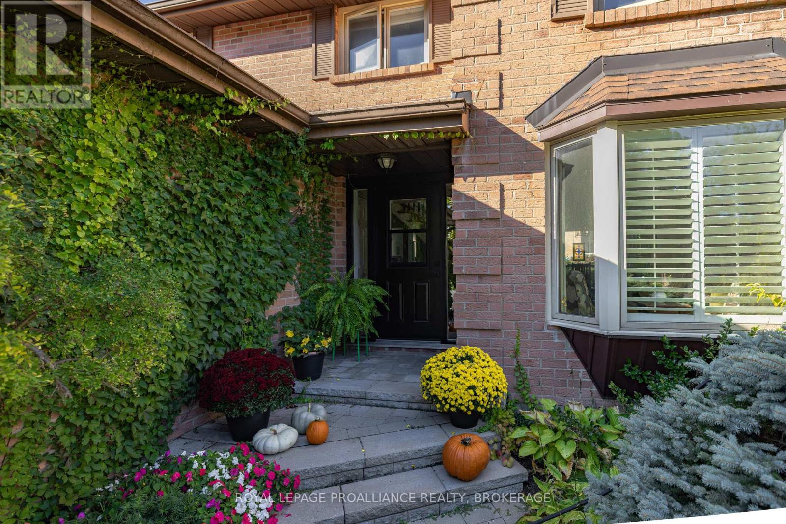 11 Glenwood Court, Kingston, Ontario  K7M 7G1 - Photo 4 - X12258480