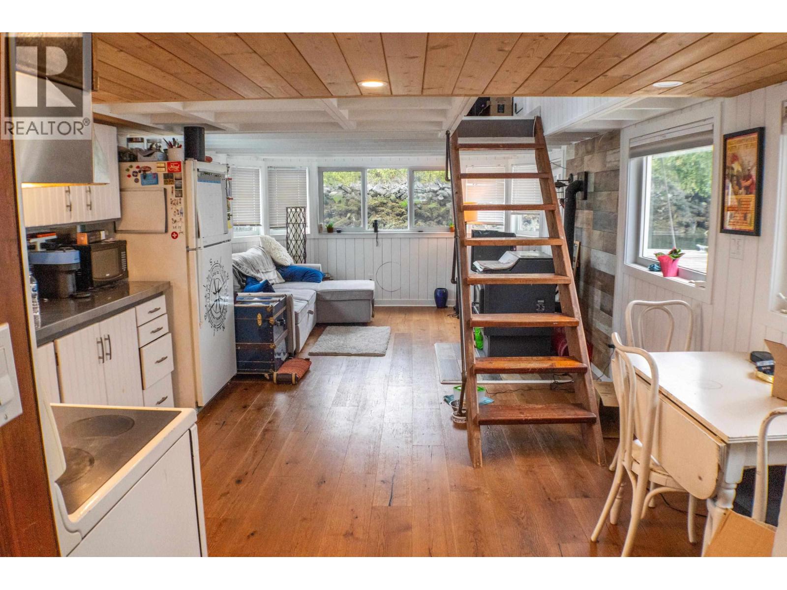 Gnb 21 415 W Esplanade Avenue, North Vancouver, British Columbia  V7M 1A6 - Photo 1 - R3055352