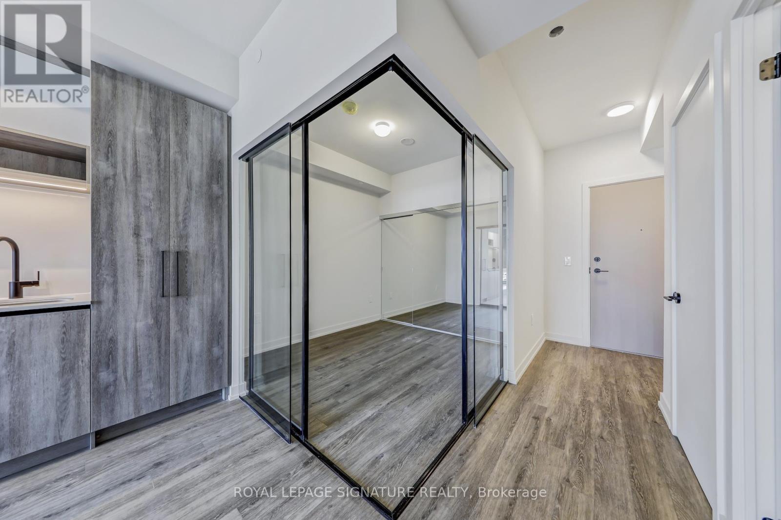 410 - 181 Sterling Road, Toronto, Ontario  M6R 2B2 - Photo 8 - C12445880