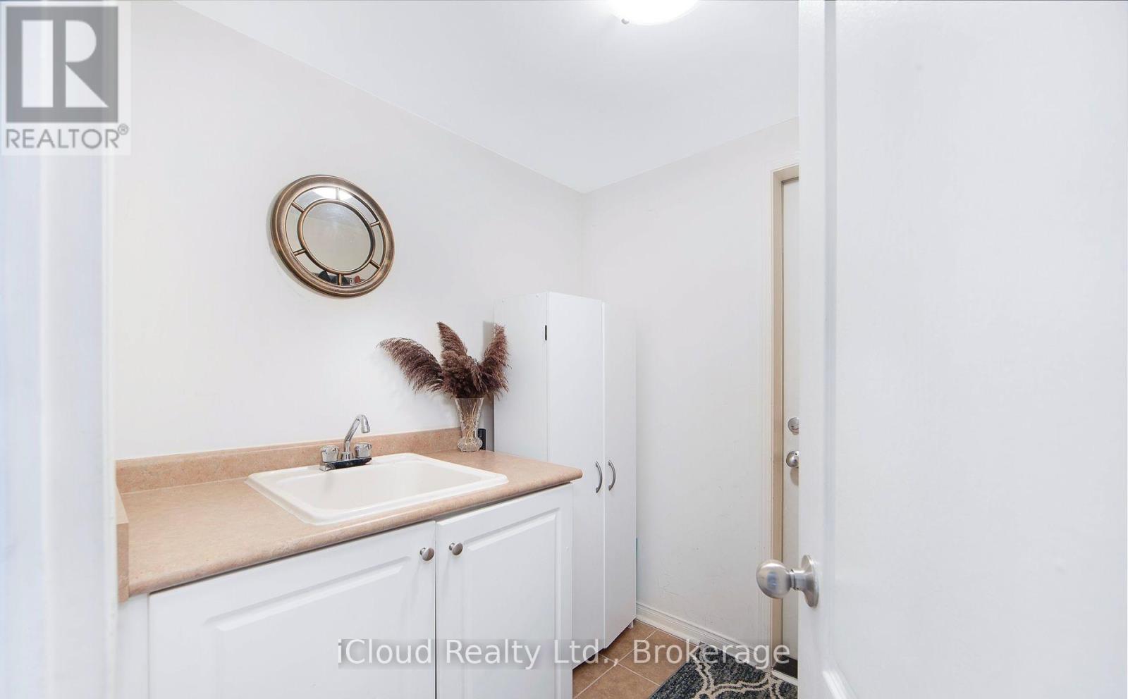 18 Meadowhawk Trail, Bradford West Gwillimbury (Bradford), Ontario  L3Z 0E6 - Photo 10 - N12445903