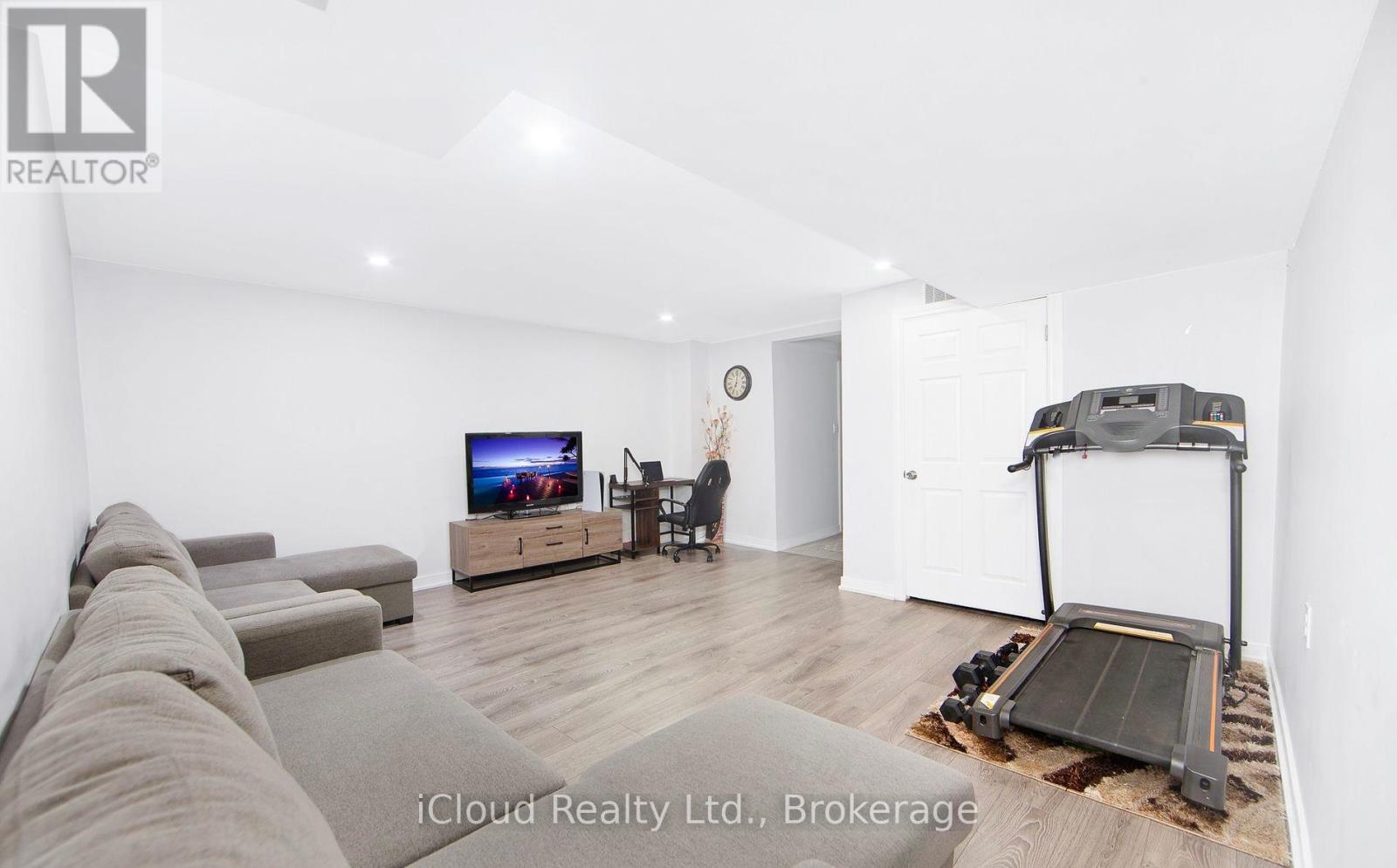 18 Meadowhawk Trail, Bradford West Gwillimbury (Bradford), Ontario  L3Z 0E6 - Photo 17 - N12445903