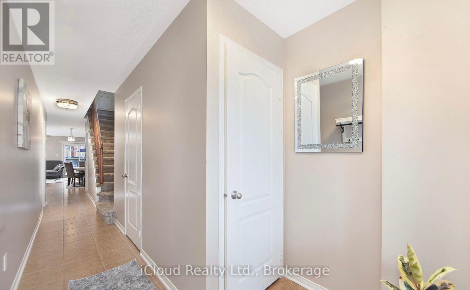 18 Meadowhawk Trail, Bradford West Gwillimbury (Bradford), Ontario  L3Z 0E6 - Photo 4 - N12445903