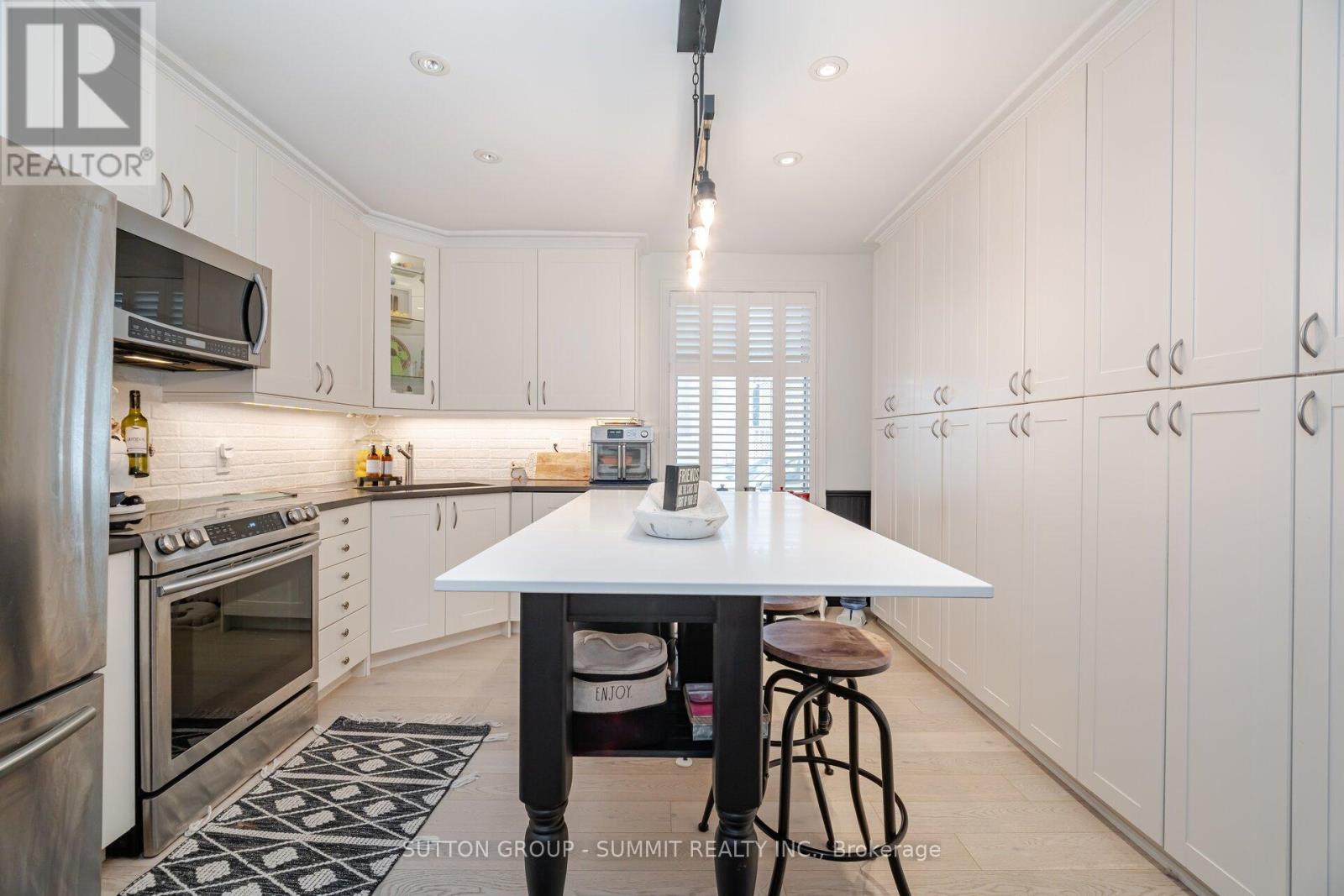 38 John Street S, Mississauga, Ontario  L5H 2E6 - Photo 7 - W12326110