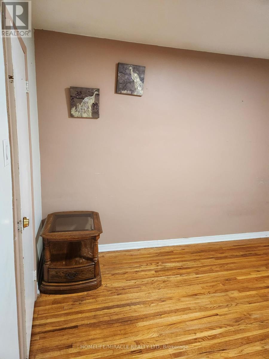 49 Elmvale Crescent, Toronto, Ontario  M9V 2B8 - Photo 5 - W12445917