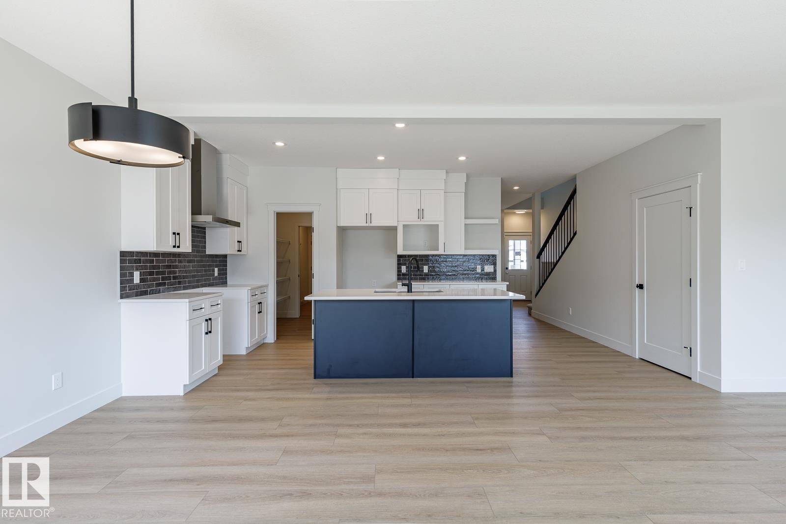 15679 18 AV SW, Edmonton, Alberta