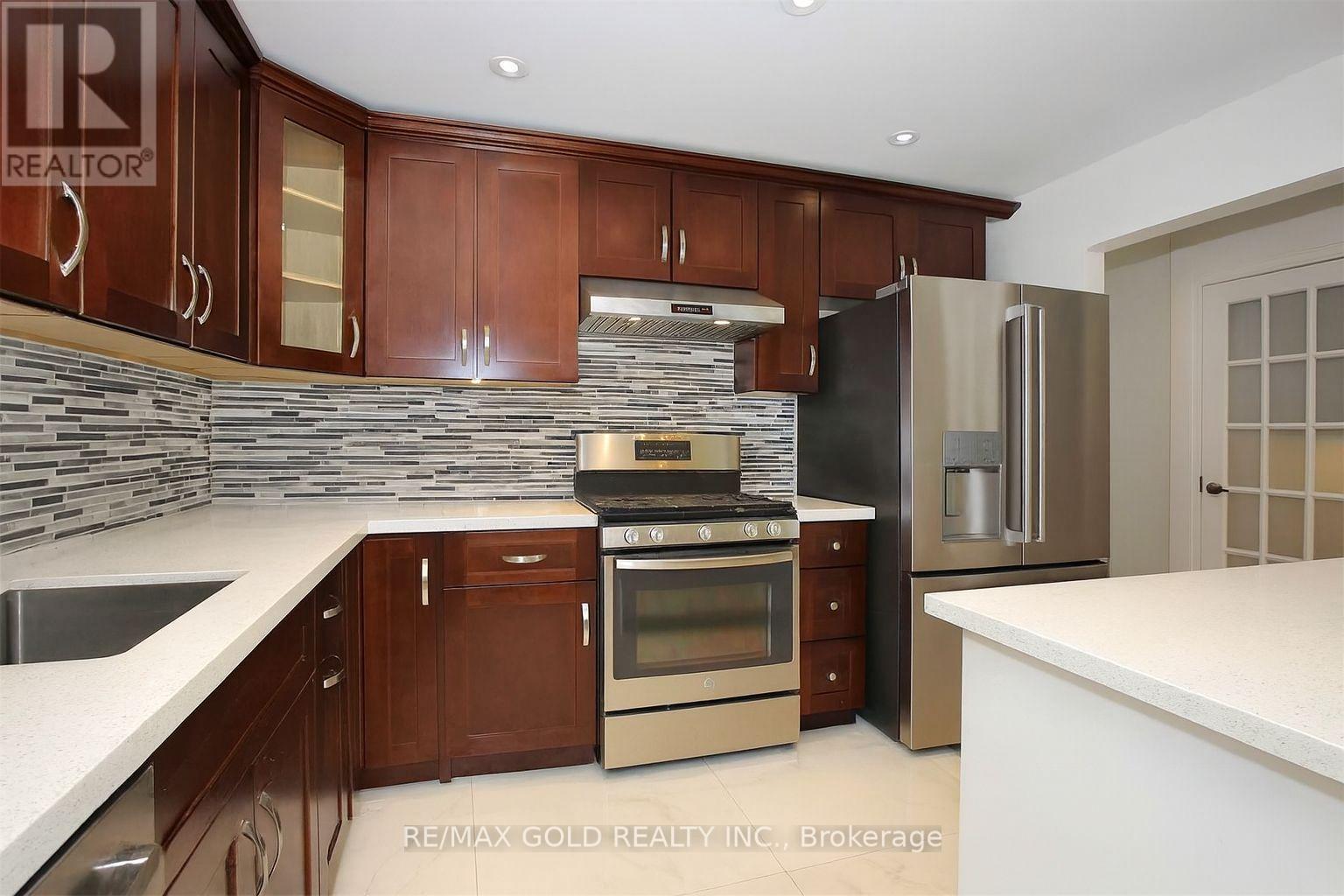 2 Hetherington Place, Brampton, Ontario  L6S 5M6 - Photo 5 - W12445931