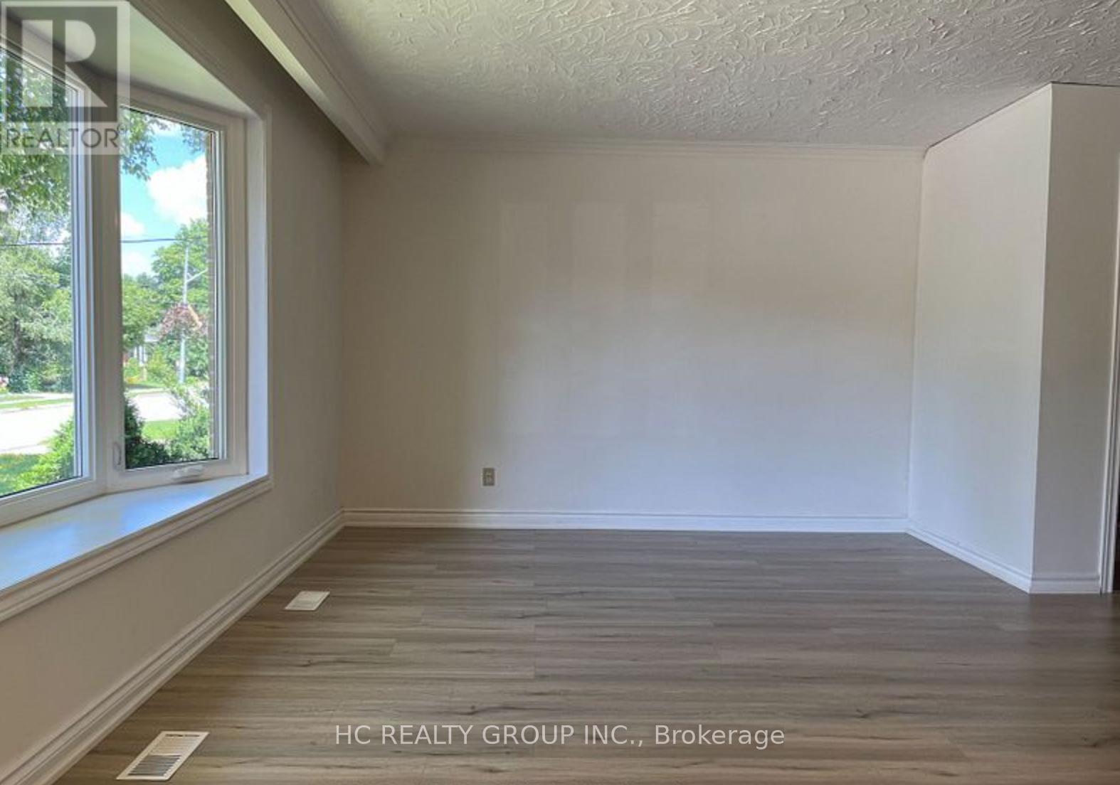 516 Lynett Crescent, Richmond Hill, Ontario  L4C 2V9 - Photo 3 - N12445941