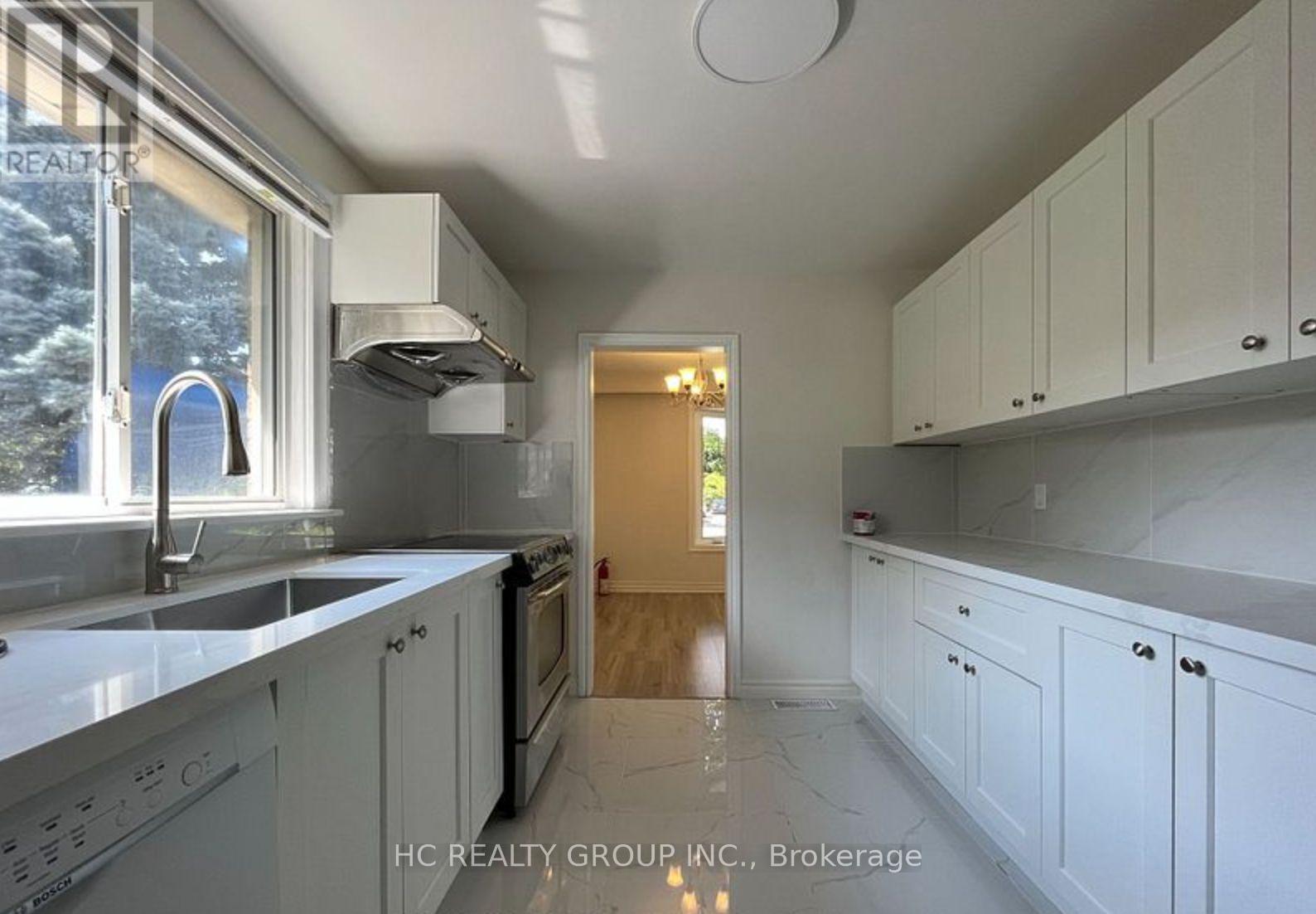516 Lynett Crescent, Richmond Hill, Ontario  L4C 2V9 - Photo 4 - N12445941