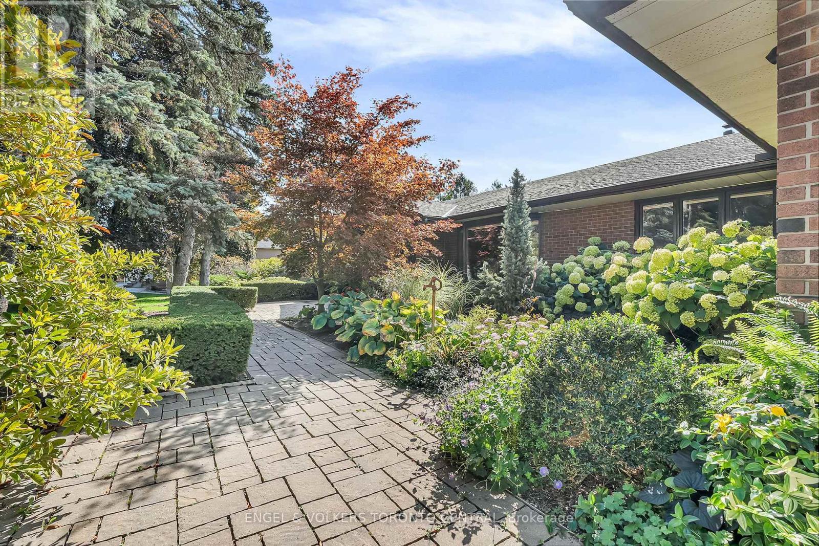 56 Cachet Parkway, Markham, Ontario  L6C 1C2 - Photo 5 - N12445947